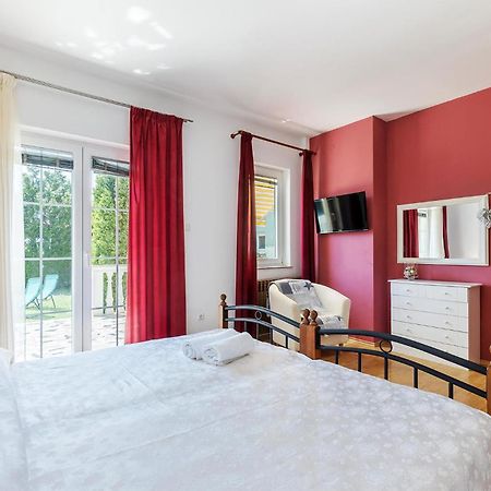 2 Bedroom Beautiful Apartment In Valtura Exteriér fotografie